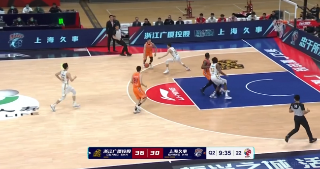 广厦与上海的篮球对决，上海队笑到最后 广厦与上海的篮球结果
